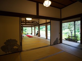 Inside the building where you can experience tatami and take in the peace of the Japanese Garden and Temple