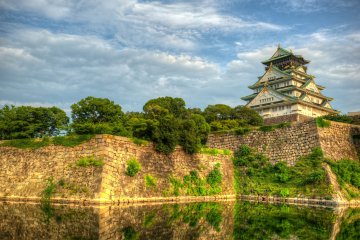 <p>The moat and Osaka castle at the side.&nbsp;</p>
