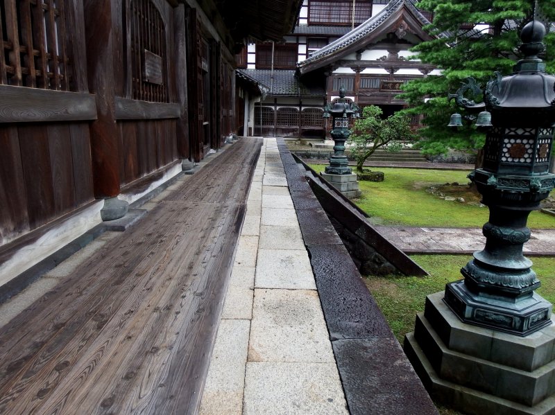 <p>Long outside corridor of Butsuden (Buddha Hall) and bronze lanterns</p>