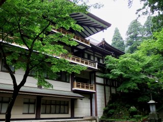 Tòa Kichijōkaku nhìn từ vườn phía trước