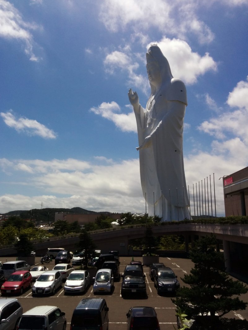<p>The Daikannon&nbsp;Statue towers over the adjacent hotel parking lot</p>
