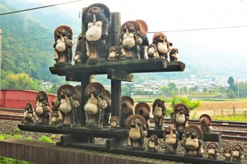 <p>嵯峨嵐山矿车造型小火车车站内的风景：一堆狸猫（岚山的吉祥物）</p>