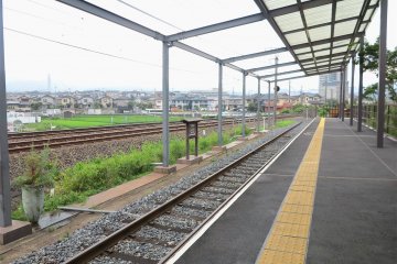 <p>嵯峨嵐山矿车造型小火车站站内的风景</p>