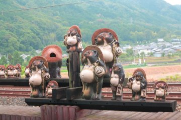 <p>嵯峨嵐山矿车造型小火车站站内的风景：狸猫</p>