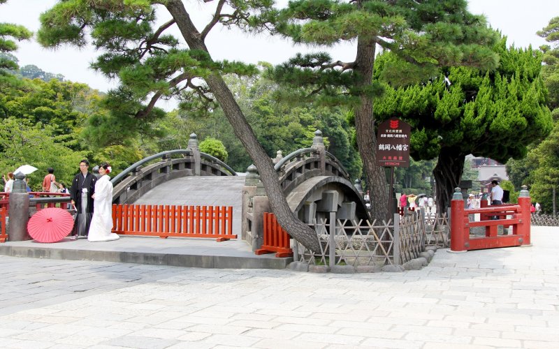 <p>I suppose this bridge near Hachimangu&nbsp;Shrine is famous for being one of the oldest bridges in Japan and for being used in photos of newlyweds.&nbsp;</p>