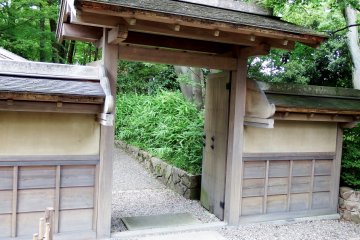 <p>This is the entrance gate leading to the beautiful garden from Yokokan Villa</p>
