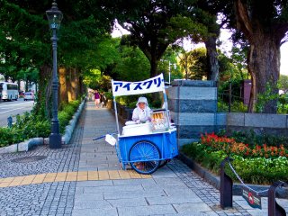 Кому мороженное! Передвижную тележку с мороженным можно найти на входе в Парк Ямасита во время таких фестивалей как Ханаби (Шоу фейерверков).
