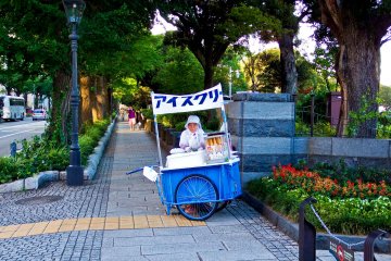 <p>Кому мороженное! Передвижную тележку с мороженным можно найти на входе в Парк Ямасита во время таких фестивалей как Ханаби (Шоу фейерверков).</p>