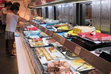 <p>Typically 30 types of cakes are displayed at once</p>