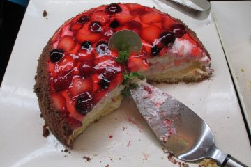 <p>A beautiful berry cake</p>