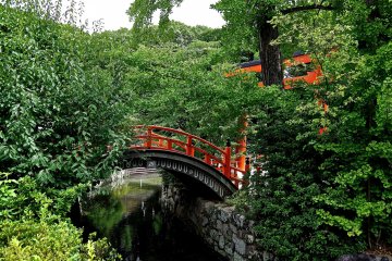 Красный мост над рекой Митараси