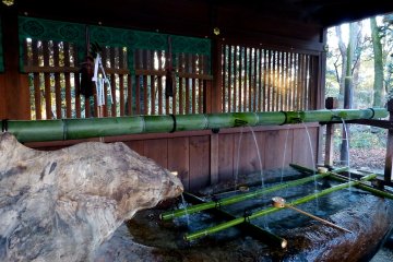 Вода течет из бамбуковых трубок