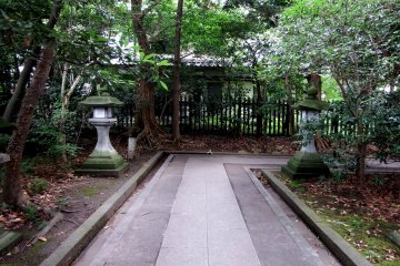 <p>Even though it is a small shrine, it&#39;s decorated respectably with a beautiful pathway and stone lanterns</p>