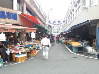Chợ nằm phía sau bãi đỗ xe cạnh tòa nhà E-Beans, phía tây nhà ga Sendai. Bạn có thể dễ dàng đến đây bằng tàu điện ngầm. Chợ đóng cửa vào Chủ Nhật và các ngày lễ.