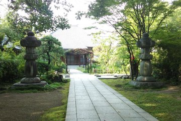 <p>Rinkouin also has fairly large grounds, and stone lanterns</p>