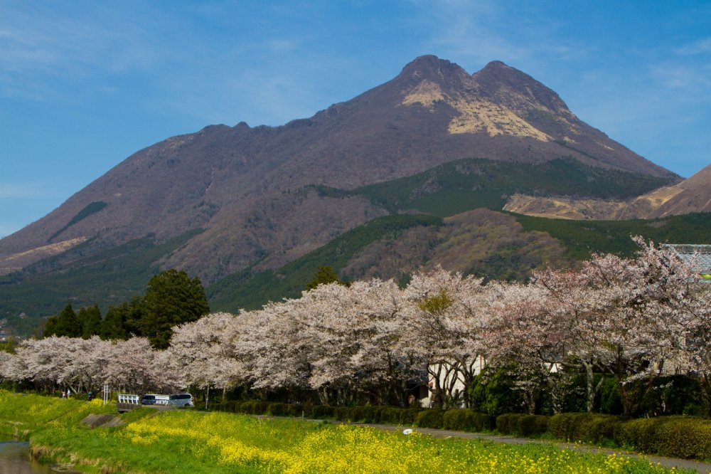 두 개의 봉우리를 가진 산, 유후다케가 유후 시(일본어로는 &#39;유후인&#39;)의 작은 마을을 내려다보고 있다.