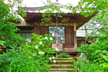<p>One of several picturesque structures within the grounds of Gokuraku Temple</p>