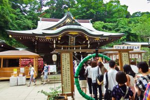 A long line of people waiting patiently to enter the hoop in front of Hestu-no-miya Shrine ( 辺津宮)