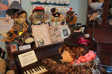 <p>เท็ดดี้แบร์กำลังเเล่นเปียโน</p>