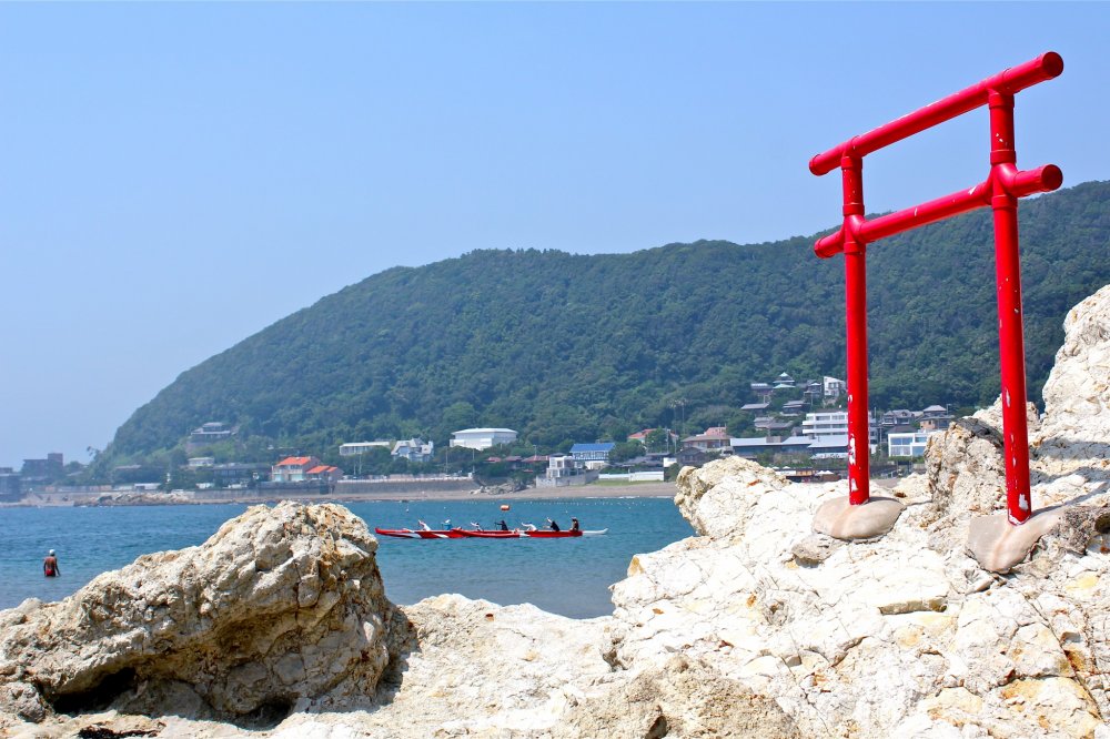 Cổng torii tại bãi biển Isshiki nằm ngay trên rìa đá của bãi cỏ