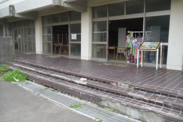 <p>The white tape shows the height of the tsunami. The school is 1.6 kilometers from the coastline.</p>