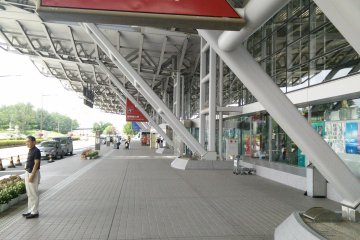 <p>The drop off area in front of the terminal</p>