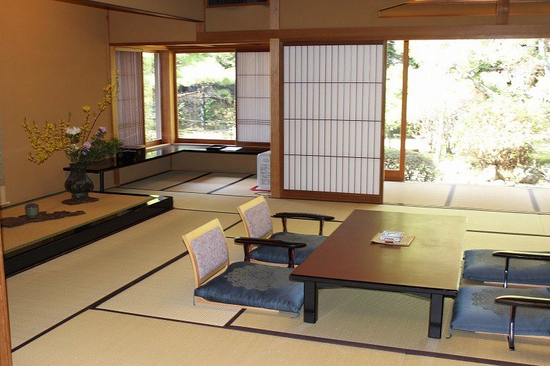 Phòng chiếu Tatami với ghế ngồi thấp