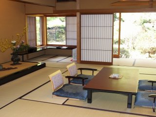 Phòng chiếu Tatami với ghế ngồi thấp