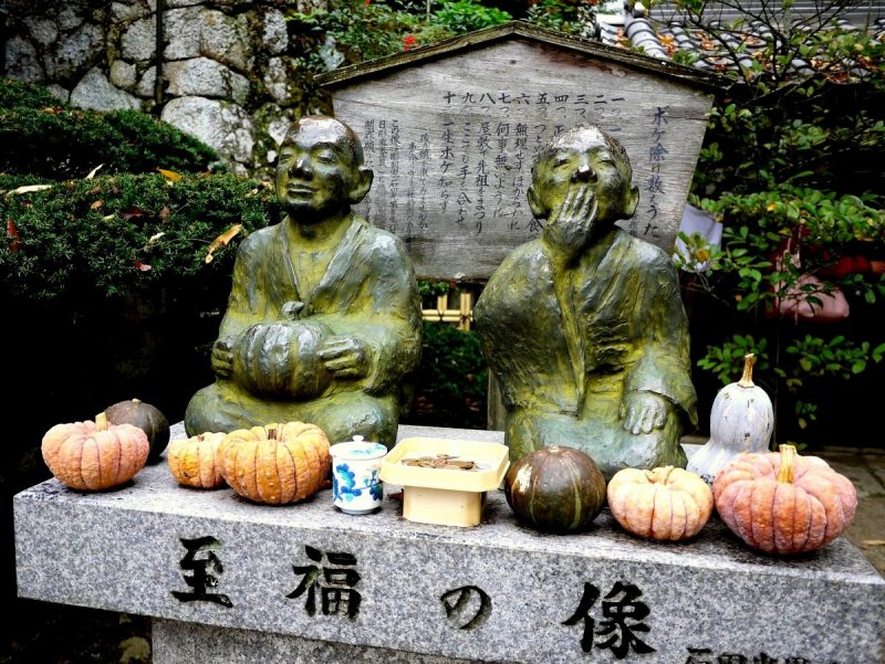 <p>Monk statues with pumpkins</p>