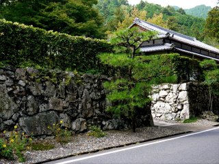 Ada banyak vila dengan taman-taman indah yang dulu dimiliki biarawan kelas tinggi yang pensiun dari tugasnya di Enrakuji, dibangun di sepanjang jalan menuju Hiyoshi Taisha
