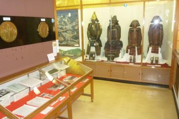 Displays of arms and armor in the Nagashino Castle Museum