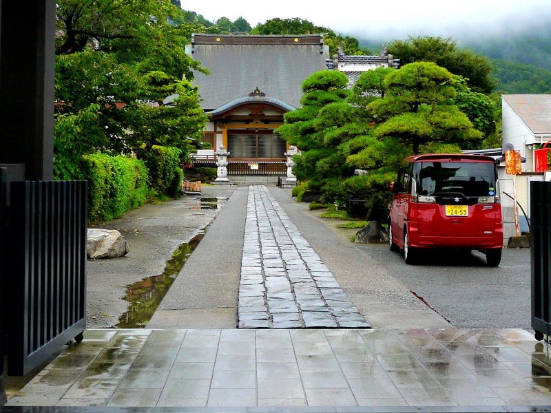 <p>A straight path leads to the main hall</p>