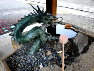 A dragon presides over the water basin