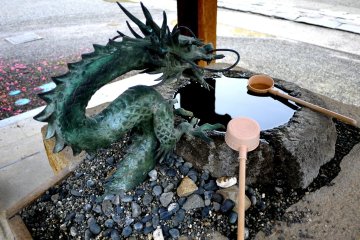 <p>A dragon presides over the water basin</p>