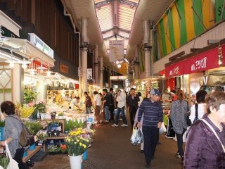 金沢市民だけでなく隣の福井・富山や遠くからの観光客も買い物に訪れる