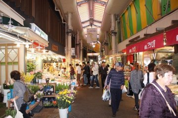 가나자와 시민 뿐만이 아니라 이웃의 후쿠이·토야마, 멀리서 오는 관광객도 쇼핑하러 방문한다