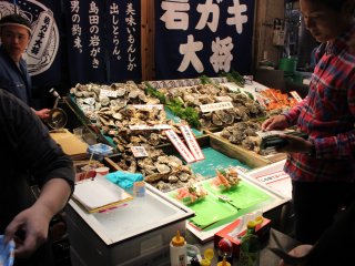 牡蠣を食べる客たち
