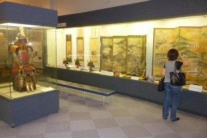 Displays of weapons, armour, scrolls and screens fill the museum.