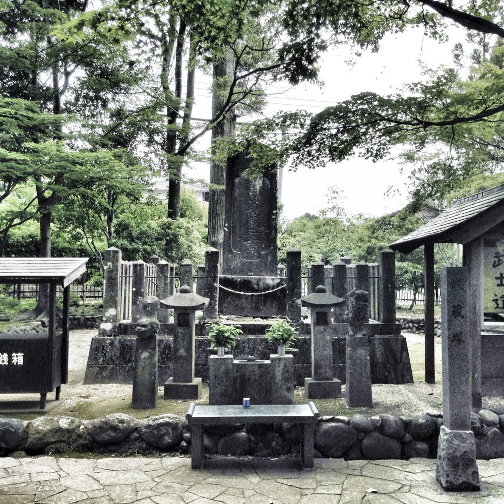 The grave of Miyamoto Musashi surrounded by his retainers.