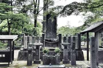 신하들로 둘러싸인 미야모토 무사시의 묘.