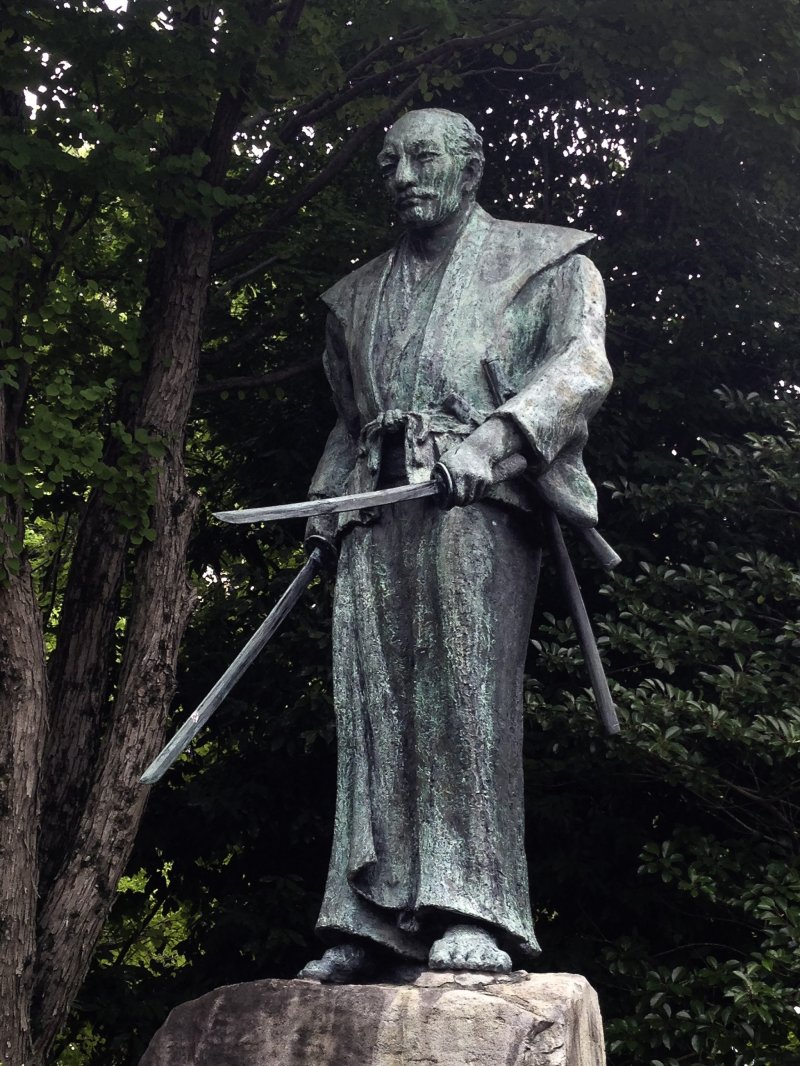 미야모토 무사시 동상이 그의 쌍검술을 보여주고 있다.
