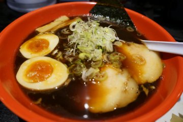 <p>ราเม็งน้ำดำ&nbsp;Toyama Black (富山ブラック) จาก Menya Iroha (Iroha Noodle House) (麺屋いろは)</p>