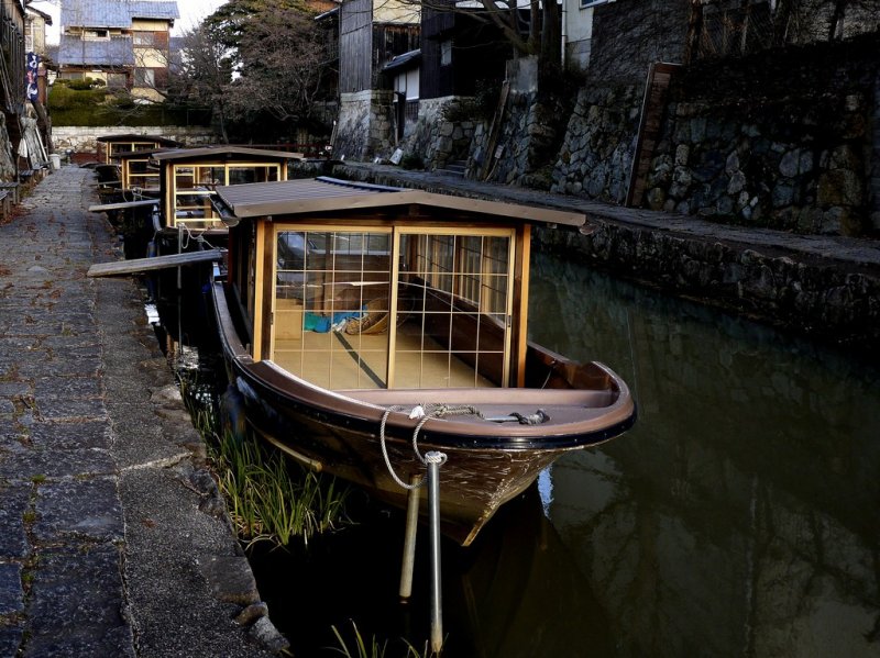<p>Many tourist boats are moored on the sides of the canal</p>