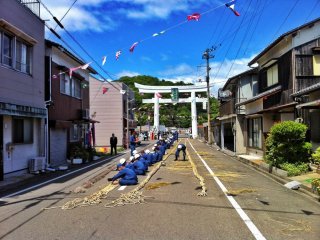 Each year, the rope between the two smaller satellites is replaced. Volunteer firemen build the rope from rice straw twine in Kashima port