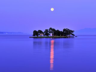 L&#39;&icirc;le Yomegashima sous le clair de lune

