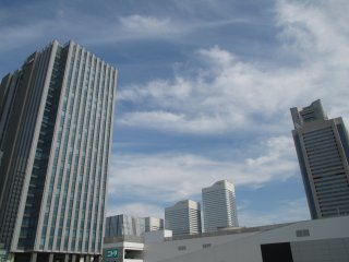 Gedung pencakar langir di Yokohama yang bersebelahan dan pemandangan langit