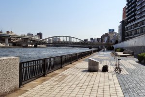 ระเบียงริมน้ำ สุมิดะกะวะ เทอเรซ (Sumidagawa Terrace) มีภาพพิมพ์ที่มีชื่อเสียงของญี่ปุ่นตั้งแสดงอยู่