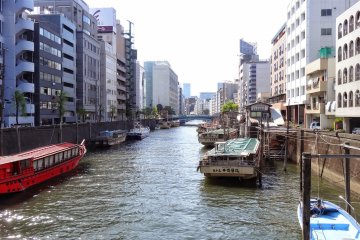 <p>เรือยะกะตะบุเนะ (Yakatabune) มองจากสะพานยะนะกิบะชิ (Yanagibashi)</p>