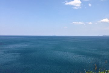 <p>You can almost see forever from the shores of Wakasa&nbsp;Bay in Kyoto Prefecture.</p>