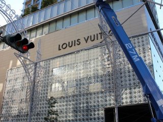 １２月に訪れた。「神戸ルミナリエ」の電飾を早朝から修理点検している